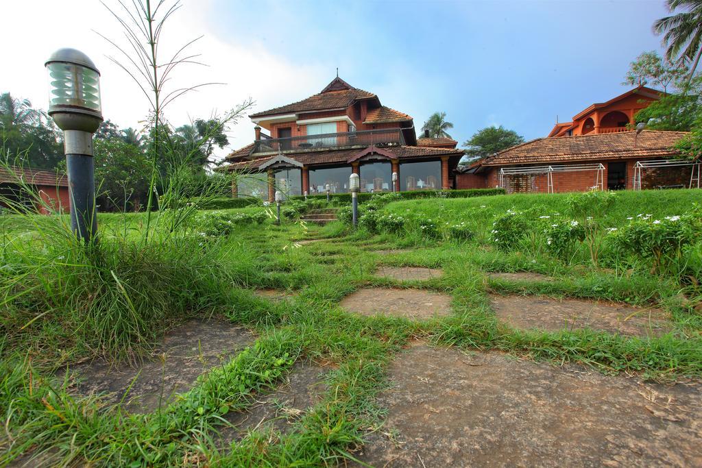 The River Retreat Heritage Ayurvedic Resort Shoranur Exterior photo